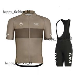 PAS Normal Studios Top Designer Team Cycling Jersey Set Maillot Cycle Breathable PA Normal Bicycle Soccer Jersey Coldage à manches courtes Motorcycle 524