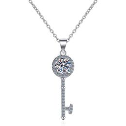 Test de diamant réussi Moissanite 925 en argent Sterling clé Simple clavicule chaîne pendentif collier femmes mode mignon bijoux 05-1ct260v