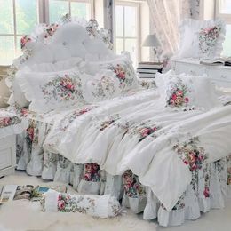 Parure de lit blanche princesse pastorale, ensemble de literie de luxe de Style coréen, imprimé floral, à volants, housse de couette, jupe de lit, couvre-lit, taies d'oreiller en coton 240318
