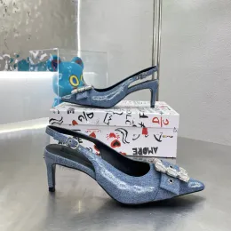 Patchwork denim slingbacks jurk schoenen pompen kristal verfraaide jeans puntige teen sandalen stiletto hiel dames luxe ontwerpers avondschoenen fabrieksschoenen fabriek schoenen