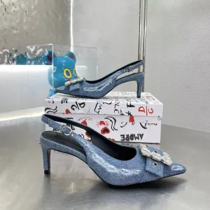 Patchwork Denim Slingbacks Zapatos de vestir Bombas Crystal Adornado Jeans Sandalias con punta puntiaguda Tacón de aguja Diseñadores de lujo para mujer Zapatos de noche Calzado de fábrica