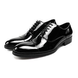 Cuero de patente genuino para hombres de la boda del dedo del pie puntiagudo los zapatos de negocios formales hechos a mano mal
