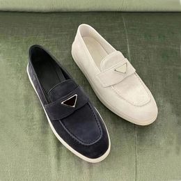 Lakleer loafers schoenen Echt leer vrouwen casual slip op flats Luxe ontwerpers platte geklede schoen slip-on driehoek logo verfraaid flats Kleine witte schoenen