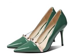 Patent Leather Talons sexy chaussures pointues Rivet Rivet Super High Talons Green Pumps Femmes Chaussures robes Chaussures