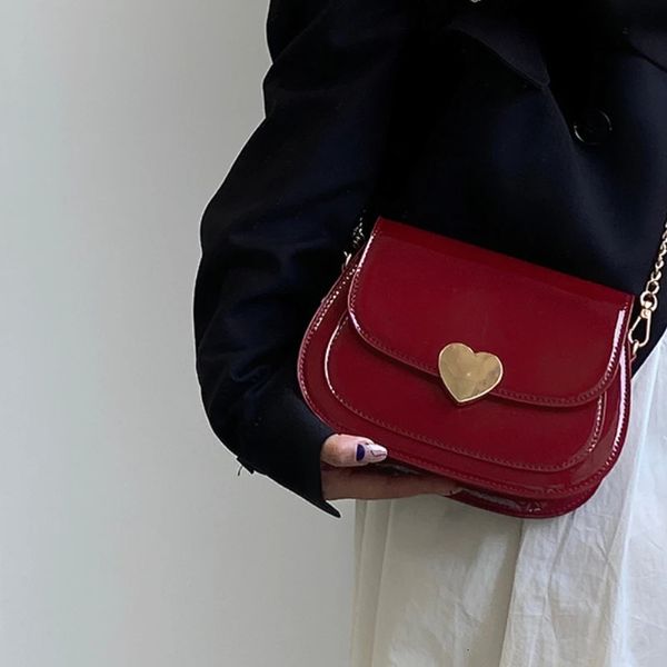 Patent en cuir breveté Love Heart Messen Messenger Sac rétro Red Ladies Small Sacs Sacs de mode Feme Feme Sac à main 240420