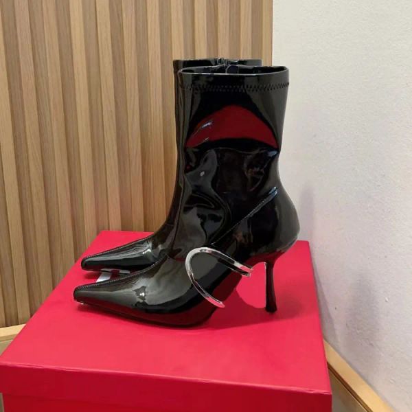 Etiqueta de botas patentadas para mujer Botines negros Tacón de aguja de 9 cm Cremallera lateral Medias botas Diseñador de lujo Punta puntiaguda Botas de moda de tacón alto