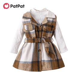 PatPat 2pcs Toddler Girl Classic Mock Neck Texturé Tee et Plaid Lapel Collar Belted Dress Set