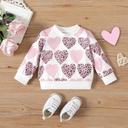 Patpat Baby Girl Allover Leopard Heart Print Longsleeve Sweatshirt parfait pour les sorties et les vêtements quotidiens Style de base 240409