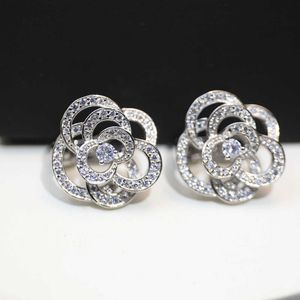 Pendientes huecos con patrón de camelia brillante de diamantes, joyería de marca de platino de lujo a la moda de plata de ley S925, amor 2022