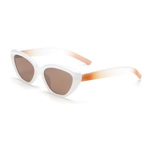 Lunettes de soleil à la mode en matériau PC Lunettes de soleil unisexes multi-styles et multicolores