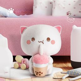 Peach Cat Drink Milk Tea Plush Doll Soft en Cute Anime Action Figure Toys Caixas Collectible Model Kawaii Toy 240325