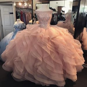 Peach Off épaule robe de bal Quinceanera robes cristal perlé volants à plusieurs niveaux Puffy Tulle Plus la taille douce 16 longue fête de bal Even211o