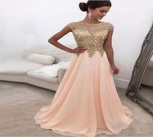 Peach Sheer Bateau Neck Long Prom Dresses Gold Lace Appliqued Cap Mouwen A Line Chiffon Formele feestkleding Avondjurken4664132