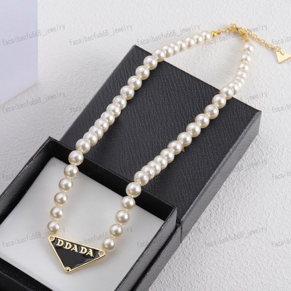 Colliers de perles, colliers de créateurs avec pendentif triangle en émail noir Alphabet, élégance élégante avec personnalité, mariages, fêtes, cadeaux