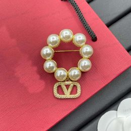 Broche de perlas, oro/plata 2 colores, redondas, letras clásicas, circón, broche de diseñador de lujo, moda y elegancia, regalo
