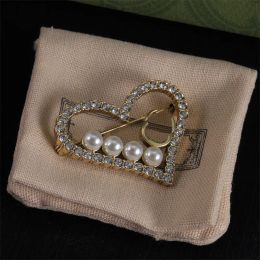 Perle Broches Femmes Designer Bijoux G Coeur Broche De Luxe Broches Mode Filles Amour Pin Marque Ornements Broche Accessoires De Mariage Costume robe