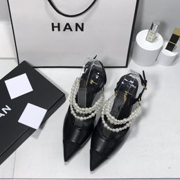 Sandalias de tacón bajo con cadena de perlas Zapatos de diseñador de lujo para mujer a juego con el color del cuero