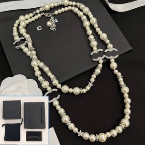 Collier de luxe de la chaîne de perles bijoux de créateurs longs cadeaux pour les femmes Boutique Pendant Hiver Birthday Travel Charm Wit Box