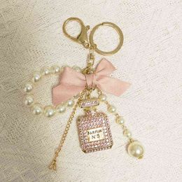 Parel ketting nummer 5 fles sleutelhanger voor vrouw luxe sieraden boog auto sleutelring camellia parel hanger sleutelhangers tas decoratie AA220318