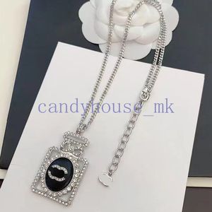 Perle Chains Letter Pendre Designer Collier BILLE BIJOUR CHOKER FEMMES MODE Titane en acier Métal Crystal Colliers de tendance Perles Cédeaux de Noël