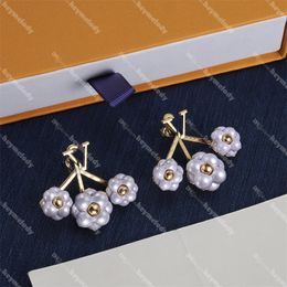 Boucles d'oreilles en forme de trèfle avec perles et lettres dorées pour femme, clous d'oreille en forme d'éventail avec boîte