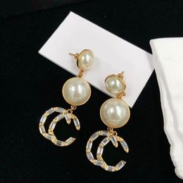 boucles d'oreilles pendantes en cristal de perles sont une personnalité jeune et à la mode boucles d'oreilles de luxe à deux lettres designer pour les femmes de mariage 2675