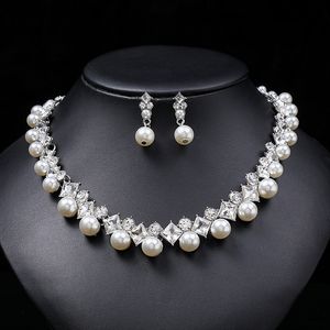 Ensemble de collier de pierres précieuses de perles niche de luxe légère pour femmes chaîne de chandail polyvalent alliage de chaîne de clavicule 084