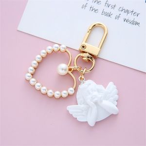 LLavero de letra de Ángel de resina blanca con corazón de perla para mujer, llaveros chapados en oro Vintage, accesorios de regalo de recuerdo de boda