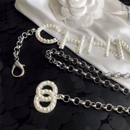Cinturones de cadena con letras de perlas para mujer, cinturón de diseñador con diamantes de imitación, accesorios para vestido, cinturón de perlas a la moda