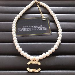 Collier de perles Colliers de créateurs Collier pendentif timbre C-Lettre en alliage de cuivre Couple de luxe Accessoires de bijoux Cadeau exquis Fête d'anniversaire