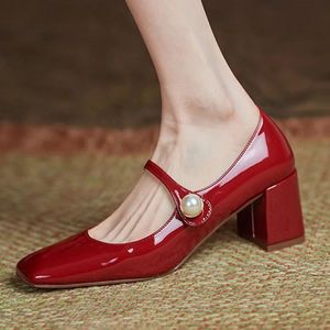 Zapatos de tacón alto de charol con perlas para mujer, zapatos de tacón Mary Janes elegantes de primavera con punta cuadrada, zapatos de oficina rojos para mujer 240110