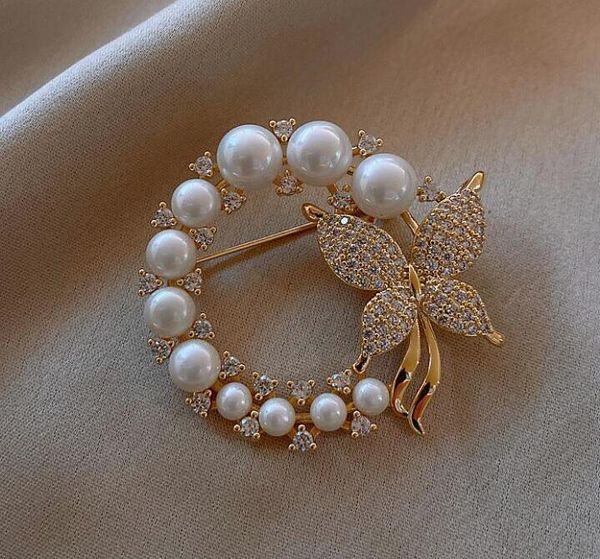 Broche papillon en forme de couronne de perles et de strass pour femmes, style Baroque, tendance et élégante, en forme de feuille, cadeaux de fête de mariage, GC748
