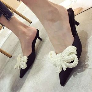 Perl Sandals Femmes 2024 703 Slippers Lady Bow Toed Toe Silk perle Bowtie Mules Chaussures Femme Outdoor Slides 408 Tie