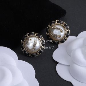 Pendiente de tuerca blanco perla nueva tendencia pendiente Simple pendientes chapados en letras Vintage con caja