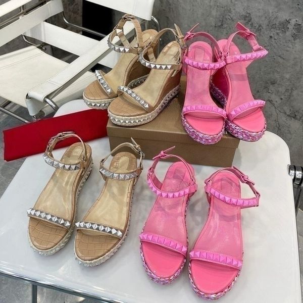 Sandalias tejidas con perlas, zapatos de diseñador de lujo, tacones altos remachados sexy, zapatos de plataforma para mujer, cuñas de cuero, zapatos de fiesta, zapatos casuales clásicos al aire libre de verano