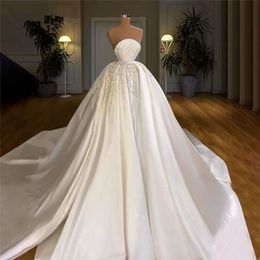 Parelsjurken Satijn prachtige kristal moslim bruiloft aangepaste Dubai Arabische bruidsjurken Vestido de noiva Sweep trein bruid jurk