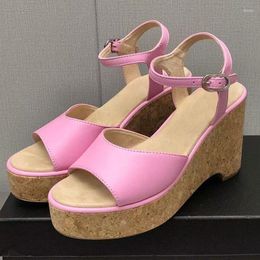 Peep toe coins sandales plate-forme femmes véritables cuir en cuir bracelet boucle féminine de piste d'été de concepteur augmentant sandale 394 5