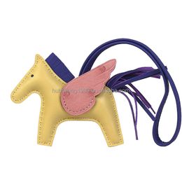 Colgante Pegaso colgante de bolso hecho a mano colgante de flecos de cuero para mujer