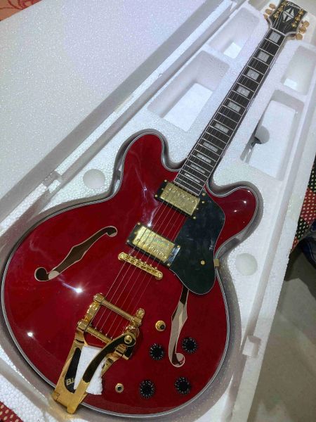 PEGS CUSTOM SHOP RED WINE MAPLE TOP E.S.33.5 Red Finish Finish Creent Body Electric Guitar avec Bigsby Tremolo en stock