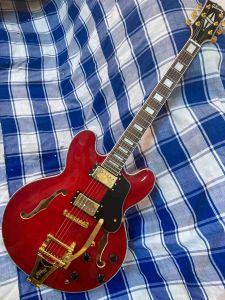 PEGS Envoi de 3 jours Shop Custom Tiger Maple Top 335 Red Finish Guitare électrique corps creux avec Bigsby Tremolo