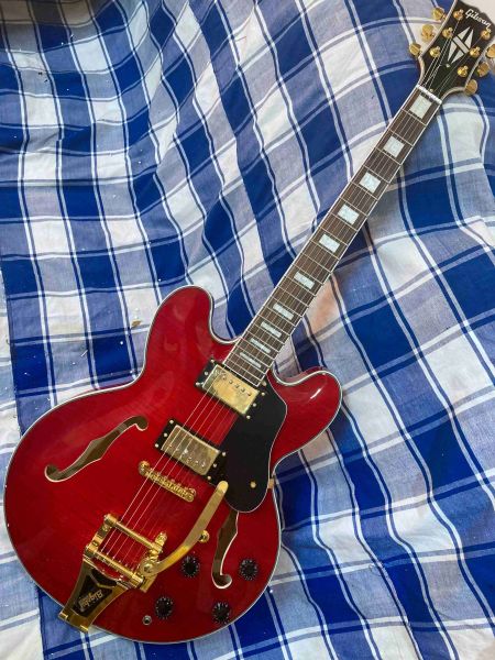 Pegs envíe 3 días de tienda personalizada Tiger Tigle Top 335 Red acabado rojo guitarra eléctrica de cuerpo hueco con bigsby tremolo