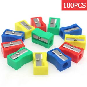 Sacapuntas de lápiz 100pcslot Mini Sacapuntas de plástico Color caramelo Máquina de corte estándar Estudiante Escuela Oficina Papelería al por mayor 231219