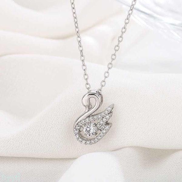 Colgante Japón Corea del Sur Pie simplificado Plata Familia Cisne Collar inteligente Mujer Danza Corazón Movimiento Colgante Cadena de suéter corto