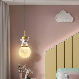 Lámparas colgantes 2024 Lámpara de techo Antorcha Nordic LED Astronauta Araña Luz colgante para la decoración de la habitación de los niños 3 colores cálido frío