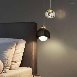 Hanger lampen slaapkamer bed klein kroonluier kristallen licht luxe Noordse netrode moderne minimalistische master room lange lijnlamp zwart