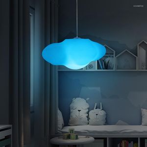 Lampes suspendues Chambre Cloud LED Lustre Belle Maternelle Chambre d'enfant Lumière Magasin de vêtements Décoration Plastique Rigide Lampe de Changement de Couleur