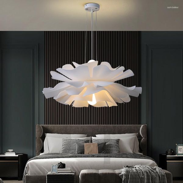 Lampes suspendues Plafond Chambre Lumière Simple Moderne LED Chaud Intérieur Extérieur Lustre Nordic Design Pétales 2022 Luminaires