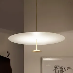 Lampes suspendues modernes noires et dorées postmodernes rétro-réflecteurs cuisine chambre créative dans un espace de suspension minimum
