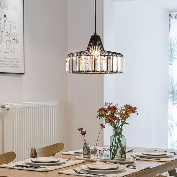 Lampes suspendues Lampe LED noire moderne Lampe de plafond ronde en fer nordique pour cuisine salle à manger décor à la maison luminaires en cristal