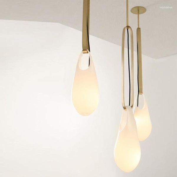 Lampes suspendues Lustre en verre minimaliste moderne Lumière de luxe en fer forgé Lampe de salle à manger soufflée à la main Apparence élégante pour la vie